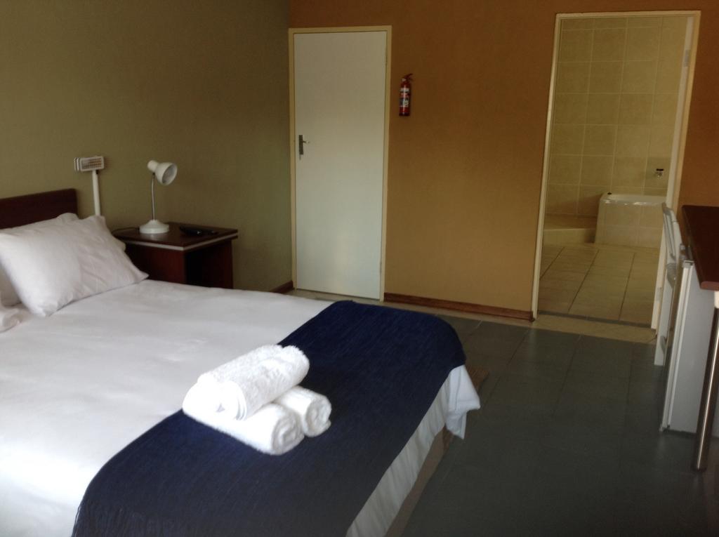 Amigos Bed & Breakfast - No Loadshedding Mbombela Quarto foto